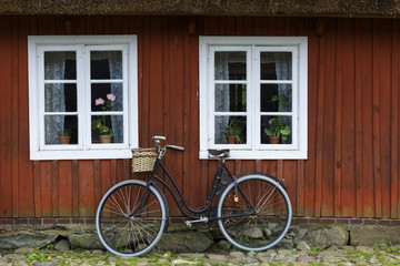 Fototapeta na wymiar Altes Fahrrad vor einem Bauernhaus