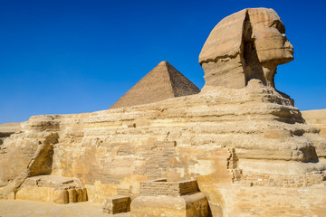 Sphinx and Great Pyramid of Pharaoh Khufu, Giza (Egypt)