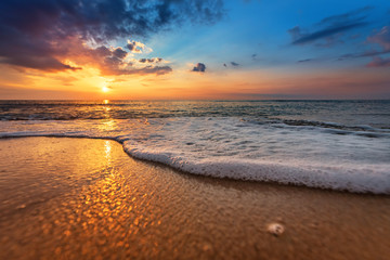 Obraz premium Pejzaż morski podczas zachodu słońca. Piękny naturalny krajobraz