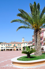 die Piazza im Urlaubsort Porto Azzurro auf der Insel Elba,Toskana,Mittelmeer,Italien