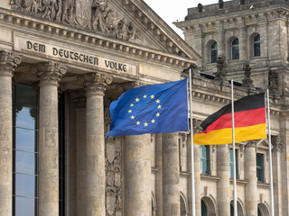 Reichstag in Berlin mit EU-Flagge und Deutschlandflagge