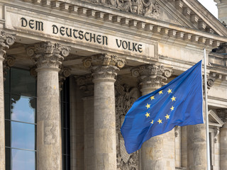 Reichstag in Berlin mit EU-Flagge