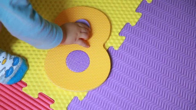 Bambino gioca con numero otto. Incastra i cerchi
