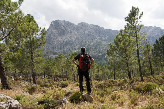 hombre que se siente peque&ntilde;o ante la gran monta&ntilde;a que observa