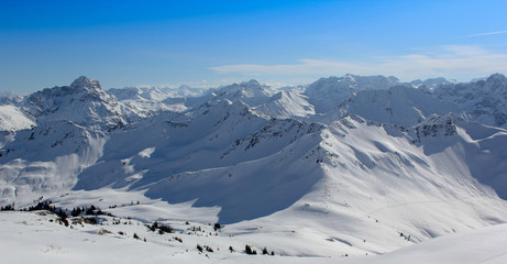 Fototapeta na wymiar Gipfelpaorama Winterlandschaft, Berge mit Schnee, Alpen im Winter
