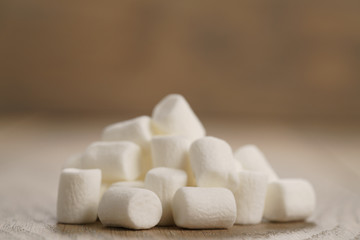Fototapeta na wymiar white marshmallows on wooden table