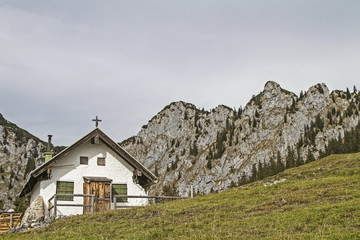 Fototapeta na wymiar Vordere Scharnitzalm südlich der Benediktenwand