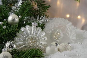 Weihnachtliches Arrangement in weiß