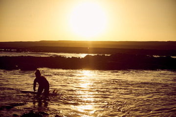 Surfer Sonnenaufgang