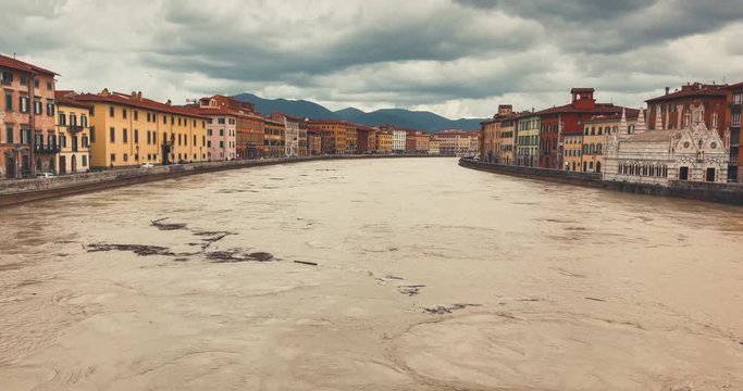 Time Lapse del fiume Arno in Piena nella citt&agrave; di Pisa