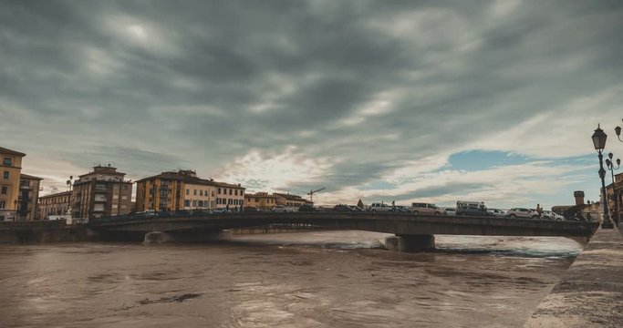 Time Lapse del fiume Arno in Piena nella citt&agrave; di Pisa