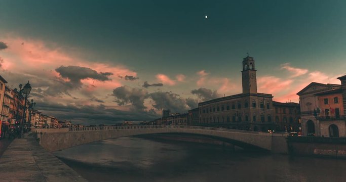 Pisa, time lapse del Ponte di Mezzo con il fiume Arno al tramonto.