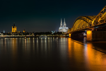 Skyline von K&ouml;ln im Dunkel