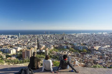 Photo sur Plexiglas Barcelona Les jeunes profitant de la vue sur Barcelone depuis le point de vue du Bunker Carmel