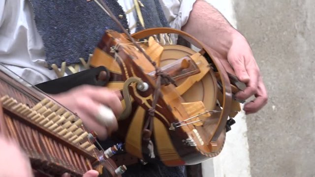 Ghironda, medieval musical instrument