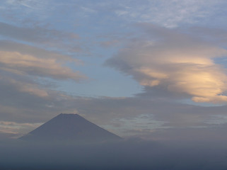 Fototapeta na wymiar 雲と富士山