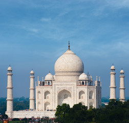 Fototapeta na wymiar Taj Mahal Far White Marble Blue Sky Telephoto