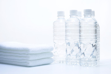 ミネラルウォーターとタオル