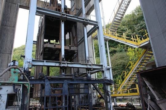 Zona de embarque de un pozo minero asturiano, en la actualidad cerrado. Se pueden ver los ascensores en la parte superior