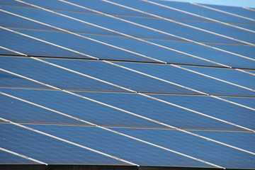 Photovoltaikanlage schr&auml;g von unten