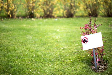 No dogs on grass