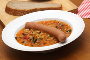 Linseneintopf mit Wiener Würstchen