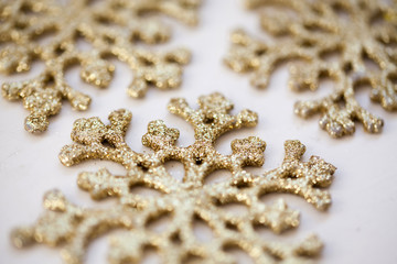 Obraz premium christmas decoration on abstract golden background