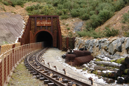 Entrada a una vieja mina de zinc reconvertida en visitable ,por conectar la mina y la cueva. Se paga auna entrada porvisitarla en un tren minero