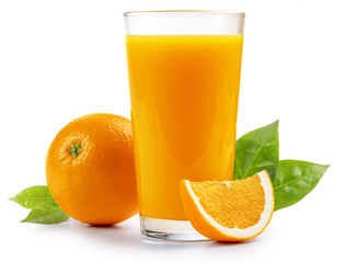 Jus d& 39 orange et oranges isolés sur fond blanc