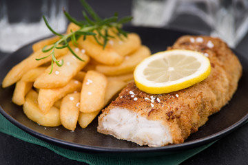 Frisches Kabeljaufilet mit Pommes Frites