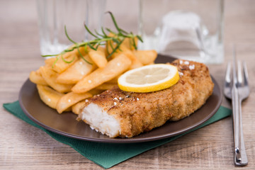 Frisches Kabeljaufilet mit Pommes Frites