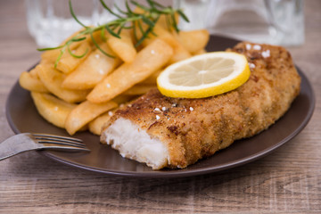 Frisches Kabeljaufilet mit Pommes