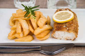 Frisches Kabeljaufilet mit Pommes