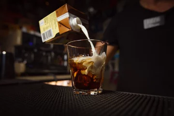 Papier Peint photo Cocktail Bartender pours cream into a cocktail