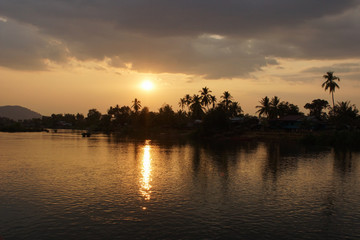 Fototapeta na wymiar Sonnenuntergang über dem Mekong, Don Khone Insel, Laos, Asien