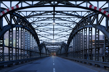 Die Hackerbrücke in München zur blauen Stunde