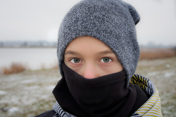 Chłopiec w zimowym ubraniu © Mariusz Stoszewski