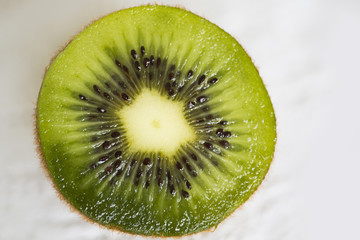 Разрезанный пополам неочищенный киви