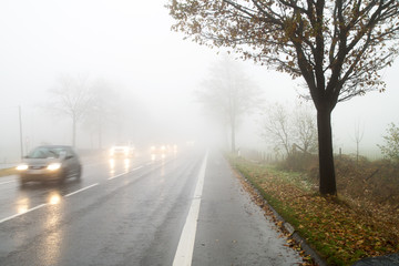 Fototapeta na wymiar Nebel im Straßenverkehr / Autos / Schlechte Sicht