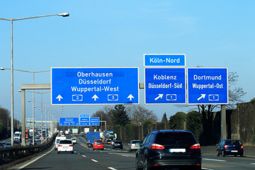 Autobahn Hinweisschild auf dem Kölner Ring