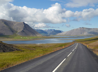 Straße und Küstenlandschaft auf Snæfellsnes in Island