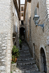 Fototapeta na wymiar passage piéton et escalier en pierre, gardien des traditions dans le village de Saint-Paul de Vence, Alpes-Maritimes, France