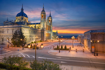 Fototapeta premium Madryt. Obraz Madrytu, Hiszpania z katedrą Santa Maria la Real de La Almudena podczas zachodu słońca.