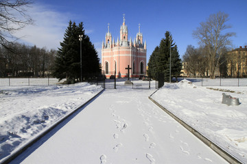 Naklejka premium Eglise Chesma. Vue du cimetière. Saint-Pétersbourg. Russie.