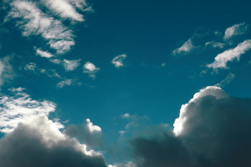 Naklejka na ściany i meble strahlend blauer Himmel mit diversen Wolken