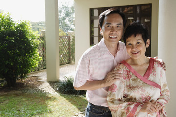 Naklejka premium Mature couple smiling at camera