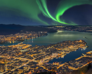 Nordlicht in Bergen Norwegen - obrazy, fototapety, plakaty