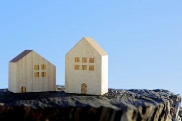 切り株と家　イメージ　Stump and house image