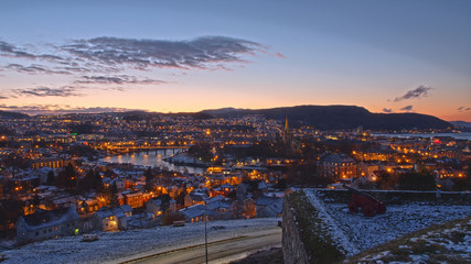 Blick auf Trondheim in Norwegen von der Festung Kristiansten aus. - obrazy, fototapety, plakaty