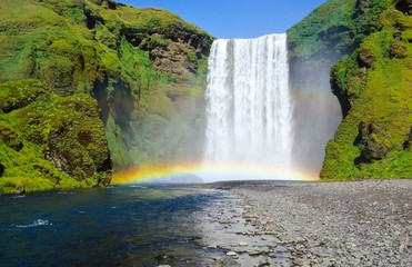 Regenbogen unter dem Wasserfall Skógafoss/ Skogafoss, Suðurland, Island
